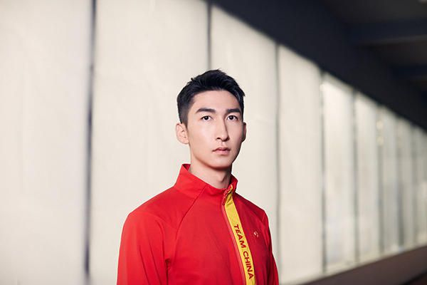 她便坐了出来，跟骆风棠并肩坐着吹风聊天。